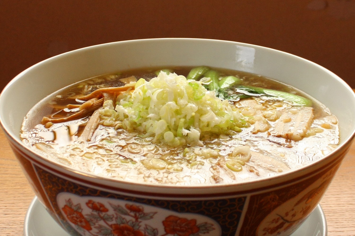 噂のジャンボな食べ物を追う！麺5玉分「特大ラーメン」に挑む