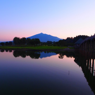 鶴の舞橋は津軽富士見湖に架けられている