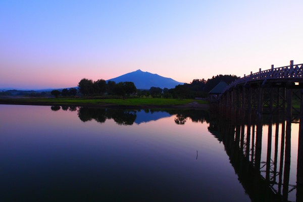 鶴の舞橋は津軽富士見湖に架けられている