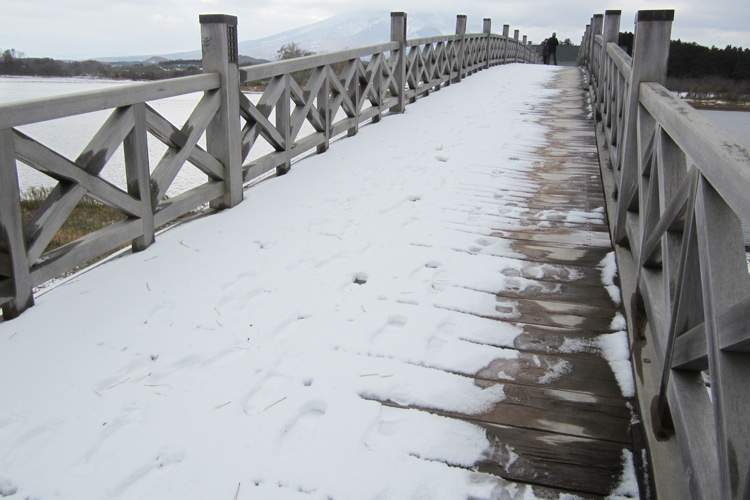 冬の鶴の舞橋はヒールなど滑り止めがついていない靴の方は通行をご遠慮くださるようお願いいたします