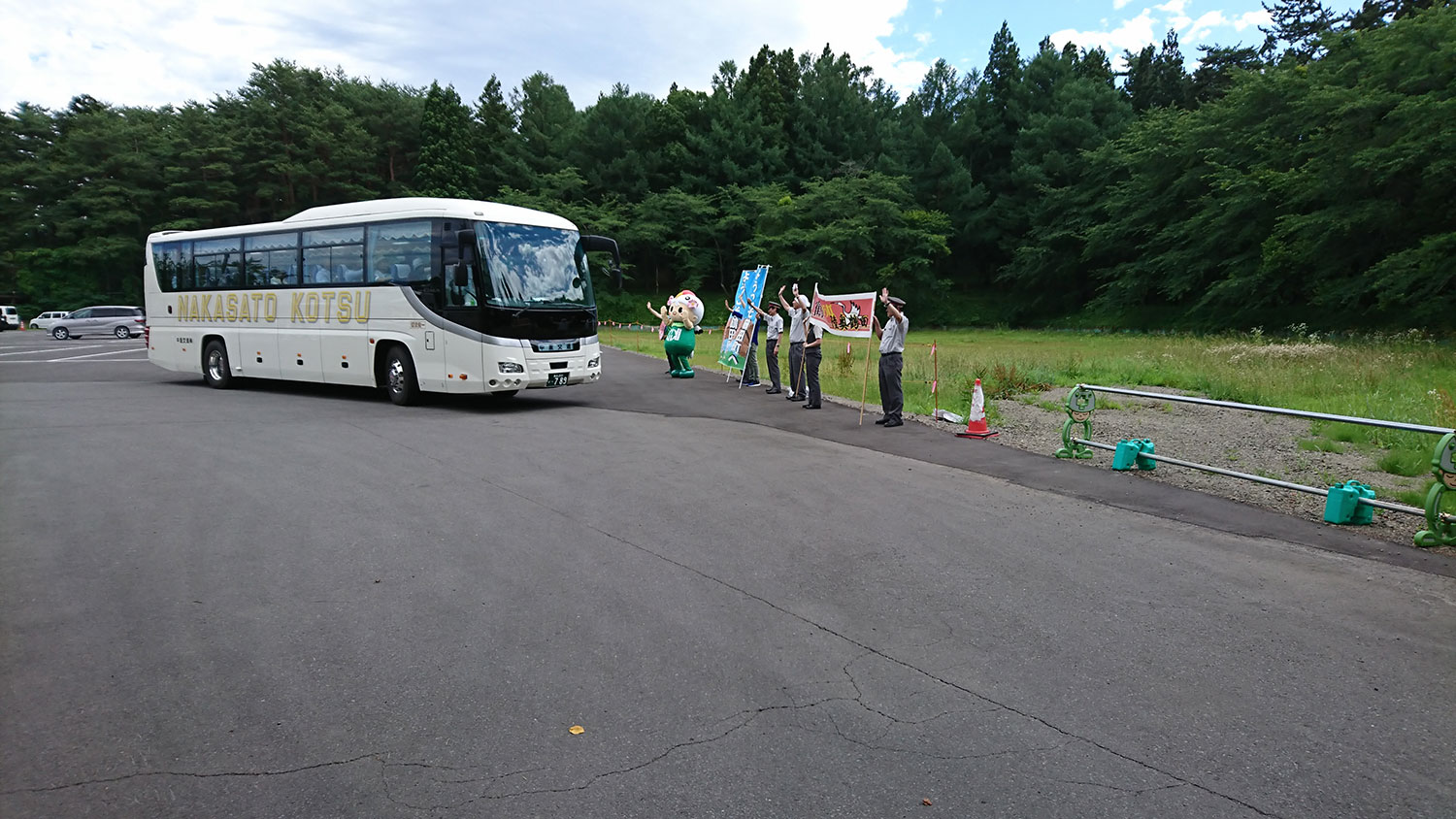 五能線臨時列車「鶴の舞橋号」　バスが到着